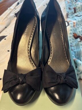 Gianna Bini BETSY001 Black Leather Bow Accent Pumps